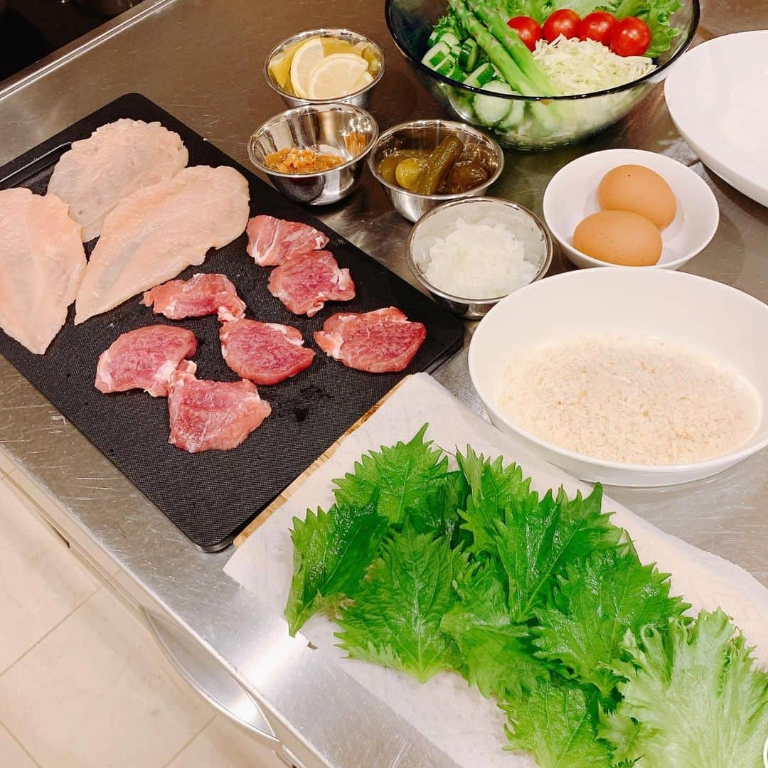 葉月里緒奈さんのインスタグラム写真 - (葉月里緒奈Instagram)「揚げ物+タルタル=DEBU わかっちゃいるけどやめらない。 #おうちごはん#夕ごはん#ヒレカツ#ささみフライ #大葉と梅肉 #タルタルソース#サラダ#こんか漬けさば #辛子きゅうり#rionahazuki」12月4日 9時35分 - riona_hazuki