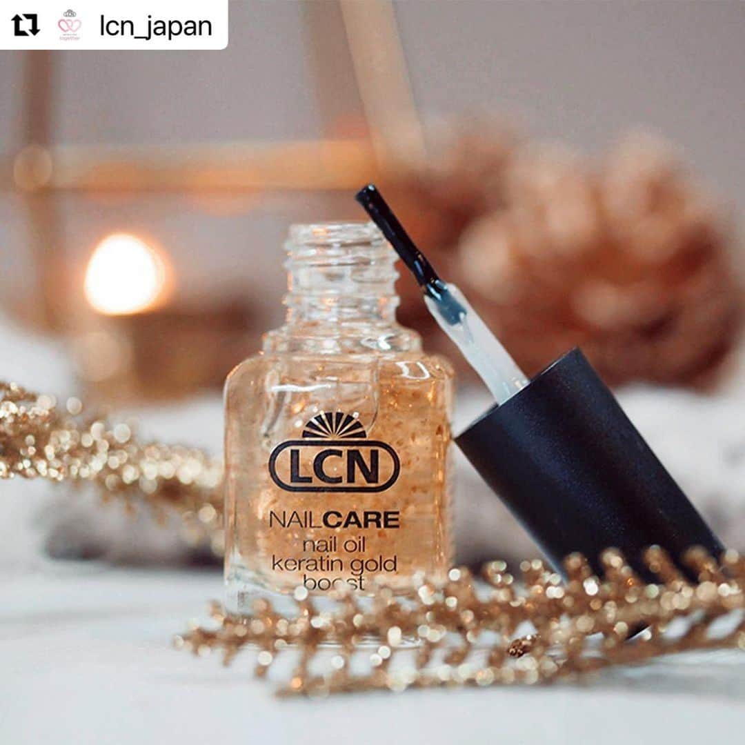 ネイルショップTATさんのインスタグラム写真 - (ネイルショップTATInstagram)「#Repost @lcn_japan with @make_repost ・・・ LCN christmas series  episode 2🎄⛪🎄  ”Elegant nail oil”  なんと、こちらのネイルオイルは 金箔入り！  ●紫外線から肌を守ってくれる  ●肌にハリを与える  ●とてもリッチな気分になれる  ●べたつき感がなく使いやすい  ●皮膚の乾燥を防ぎ、保湿力に優れている  ●水分を含んだ透明感が出てくる  など、金箔には沢山の美容効果があります！ 気になる方は”金箔”の効果を是非検索してみて下さい✨  ・エレガント ネイルオイル　8ｍｌ　 各￥1600  8-00  その他クリスマスアイテムも注目☝️  #lcn #lcnスパ #スパ #ハンドスパ #ケア　#ハンドケア #ネイル #ネイルケア #ネイル用品 #ネイルサロン #サロン向け #ネイルサロン #ネイルサロン導入 #スパ商品 #ハンドクリーム #ボディクリーム #ハンドマスク #ハンドローション #保湿 #アンチエイジング #エイジングケア #lcnクリスマス #クリスマスコフレ #クリスマス #クリスマスギフト #ギフト #コフレ #金箔入りネイルオイル #金箔化粧品 #金箔コスメ」12月4日 9時28分 - nailshoptat