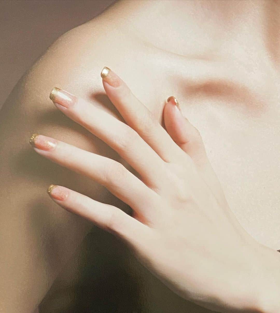 金子エミさんのインスタグラム写真 - (金子エミInstagram)「爪の先にアクセントをもって来ると… 指が長く見えます💅✨  クリスマス🎄のネイルにどうでしょう？  #パーツモデル　#金子エミ #手タレ　#フレンチネイル #nail #nailart #naildesign」12月4日 9時32分 - emikaneko1114