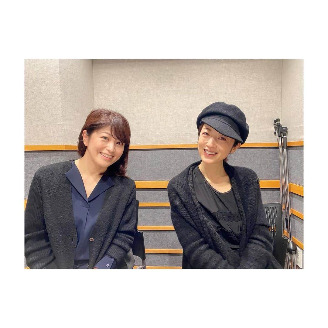 森麻季のインスタグラム：「高岡早紀さん💓 @saki_takaoka   ラジオのゲストに来てくださいました 穏やかで優しくて透明感があって 艶っぽい雰囲気も✨  はぁー素敵でした  #ブルボンプレゼンツshiningstar  #ラジオ #ゲスト  #高岡早紀 さん #森麻季  #それに比べて私の髪ボサボサ」