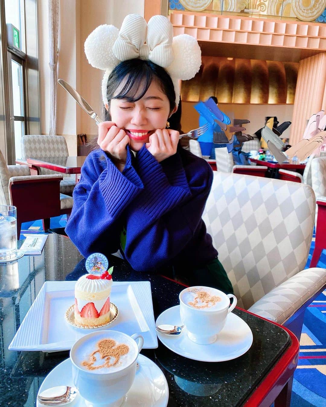 中島奈津希さんのインスタグラム写真 - (中島奈津希Instagram)「☕️💭❤️﻿ ﻿ ﻿ ﻿ ﻿ ﻿ おはようございます😪😪😪﻿ ﻿ お仕事の日よりお休みのほうが早起きです😪😪😪笑﻿ ﻿ ﻿ ﻿ ﻿ ﻿ ﻿ #ハイピリオンラウンジ のケーキセット🧁❤️☕️(¥1,400)﻿ ﻿ ストロベリーショートケーキは﻿ 初めて食べたのだけど、﻿ ケーキの中にストロベリーソースがたっぷり入っていたよ😍😍❤️🍓﻿ ﻿ ﻿ ﻿ ﻿ ﻿ 店内の空き具合にもよるけれど、﻿ このメニューは予約なしで食べられます😋❤️﻿ ﻿ ﻿ ﻿ よーし！﻿ 今日も充実した1日になりますように！！！﻿ ﻿ ☁️☁️☁️☁️☁️☁️☁️☁️☁️☁️☁️☁️☁️☁️☁️☁️﻿ #disneysisters_jp ←#中島姉妹 ディズニーまとめ👭🏻﻿ #東京ディズニーランド ﻿ #ディズニーアンバサダーホテル ﻿ #ディズニーホテル　﻿ #ディズニーケーキ」12月4日 9時37分 - nakajima_natsuki