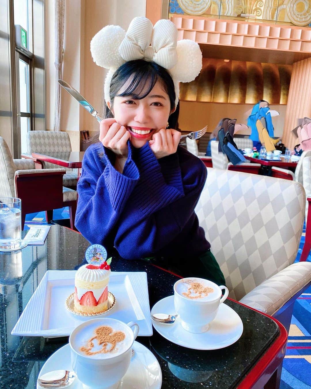 中島奈津希さんのインスタグラム写真 - (中島奈津希Instagram)「☕️💭❤️﻿ ﻿ ﻿ ﻿ ﻿ ﻿ おはようございます😪😪😪﻿ ﻿ お仕事の日よりお休みのほうが早起きです😪😪😪笑﻿ ﻿ ﻿ ﻿ ﻿ ﻿ ﻿ #ハイピリオンラウンジ のケーキセット🧁❤️☕️(¥1,400)﻿ ﻿ ストロベリーショートケーキは﻿ 初めて食べたのだけど、﻿ ケーキの中にストロベリーソースがたっぷり入っていたよ😍😍❤️🍓﻿ ﻿ ﻿ ﻿ ﻿ ﻿ 店内の空き具合にもよるけれど、﻿ このメニューは予約なしで食べられます😋❤️﻿ ﻿ ﻿ ﻿ よーし！﻿ 今日も充実した1日になりますように！！！﻿ ﻿ ☁️☁️☁️☁️☁️☁️☁️☁️☁️☁️☁️☁️☁️☁️☁️☁️﻿ #disneysisters_jp ←#中島姉妹 ディズニーまとめ👭🏻﻿ #東京ディズニーランド ﻿ #ディズニーアンバサダーホテル ﻿ #ディズニーホテル　﻿ #ディズニーケーキ」12月4日 9時37分 - nakajima_natsuki