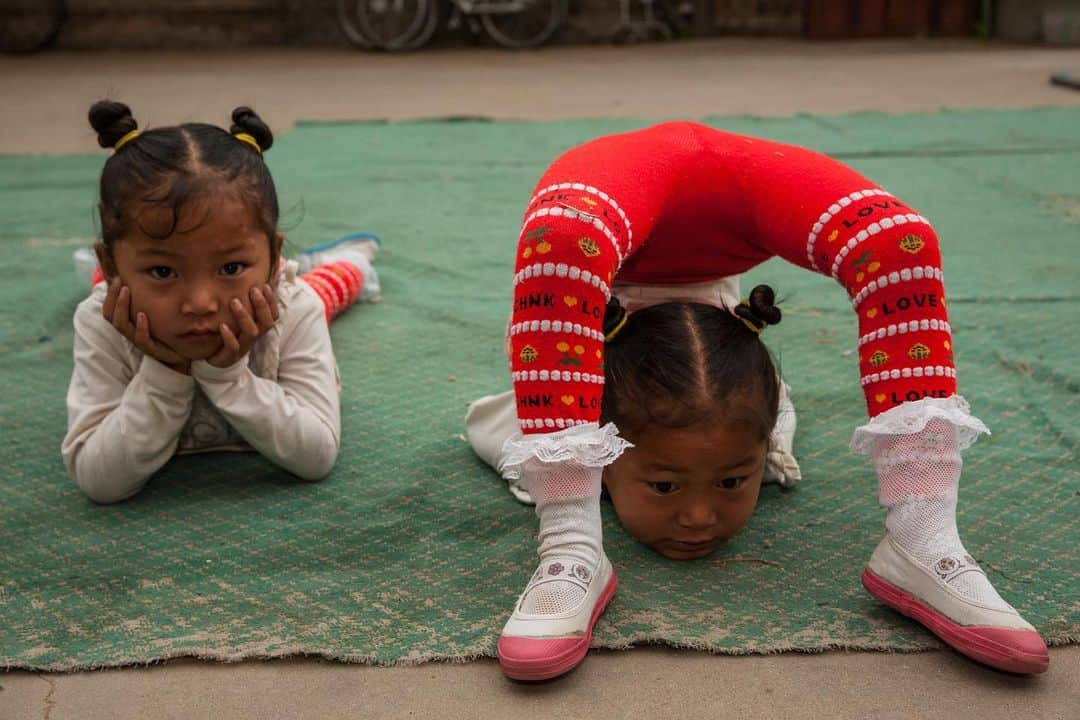 Michael Yamashitaさんのインスタグラム写真 - (Michael YamashitaInstagram)「Chinese Acrobatics: Wuqiao County in the southeast of China's Hebei province is known as the “birthplace of Chinese acrobatics,” a sport dating back some two thousand years ago to the Han Dynasty. Wuqiao is located on the Grand Canal, the world's longest man-made waterway, which enabled early acrobatic troops to travel north to Beijing and Tianjin, as well as south to Hangzhou and Yangzhou to give performances, as it still does today. Internationally recognized, it is home to dozens of schools teaching acrobatic skills to locals and foreigners alike. Three-year-olds are among the youngest students at the Changfa Acrobatic School. Their program includes tumbling, juggling, contortion and a basic education; tuition, room, and board for $150 a year.  #changfa #acrobatics #acrobat #wuqiao #hebei  #grandcanal」12月4日 9時37分 - yamashitaphoto