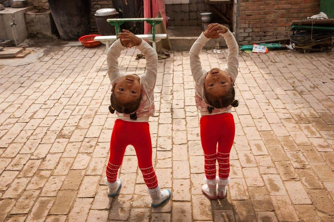のインスタグラム：「Chinese Acrobatics: Wuqiao County in the southeast of China's Hebei province is known as the “birthplace of Chinese acrobatics,” a sport dating back some two thousand years ago to the Han Dynasty. Wuqiao is located on the Grand Canal, the world's longest man-made waterway, which enabled early acrobatic troops to travel north to Beijing and Tianjin, as well as south to Hangzhou and Yangzhou to give performances, as it still does today. Internationally recognized, it is home to dozens of schools teaching acrobatic skills to locals and foreigners alike. Three-year-olds are among the youngest students at the Changfa Acrobatic School. Their program includes tumbling, juggling, contortion and a basic education; tuition, room, and board for $150 a year.  #changfa #acrobatics #acrobat #wuqiao #hebei  #grandcanal」