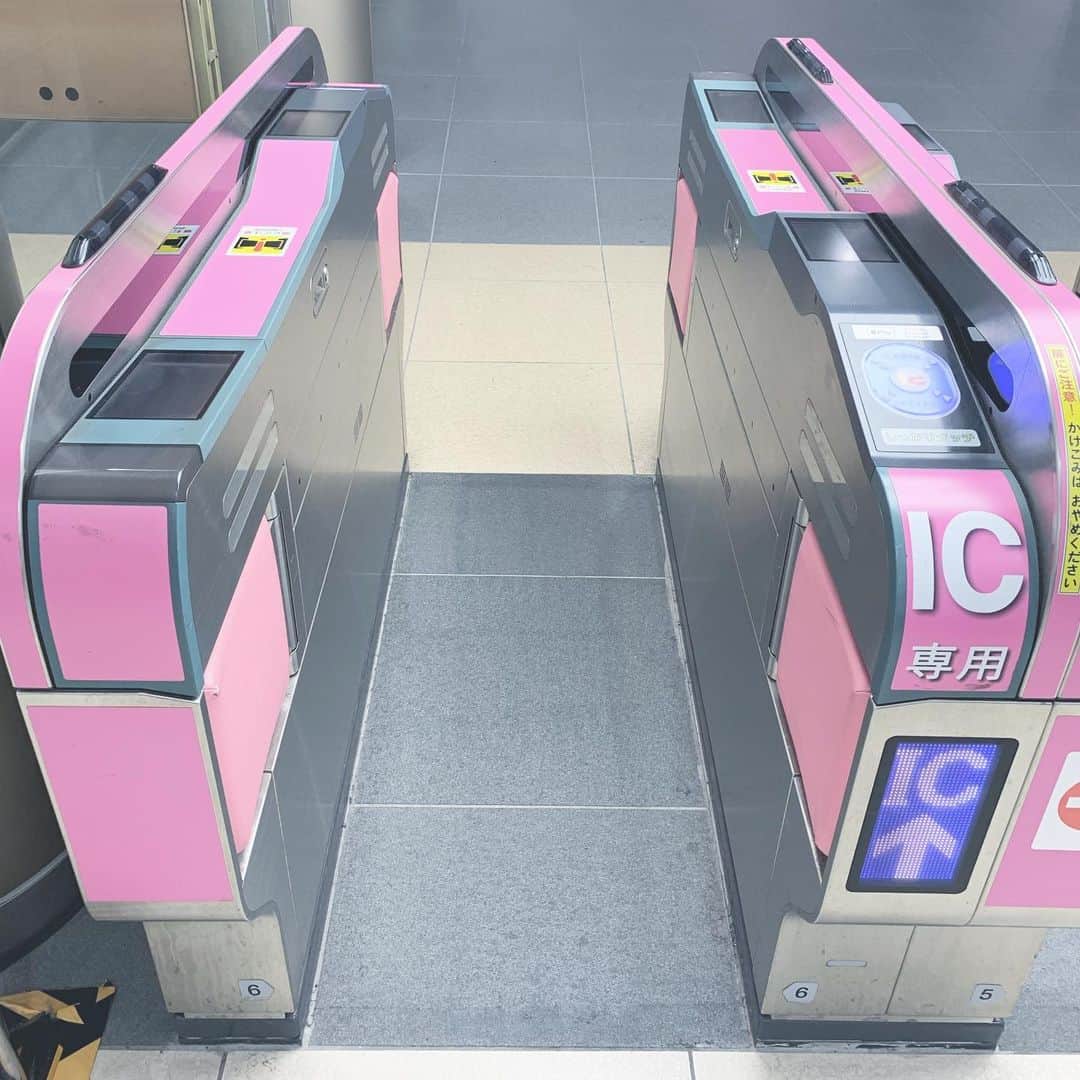 岸本佳子さんのインスタグラム写真 - (岸本佳子Instagram)「🎀🌸おはようございます🌸🎀 私たちの毎日には、見方次第でKawaiiがたくさん溢れてる。 #tokyo #tube #station #pink #style #lifestyle」12月4日 9時40分 - yoshico_kishimoto