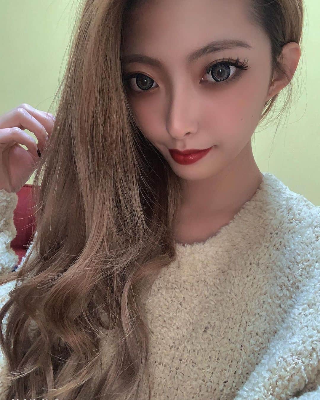 吉永江利のインスタグラム：「久々毛巻いたらちょっと大人になった気分 💇‍♀️ え、老けすぎ？ えーやっぱり？  #selfie #gal #ootd #make #hair #japan #korea #model #fashion #code #followme #likes #instagood #instalike  #今日好き #今日好きになりました#モデル  #19歳」
