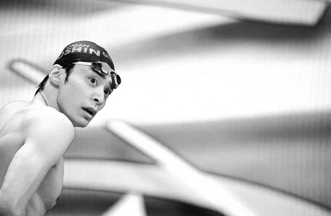 入江陵介のインスタグラム：「日本選手権100m53.04🥇 7連覇9度目の優勝🥇 . . まだまだ満足は行きませんが引き続き頑張ります！自分が好きな水泳を楽しむということを忘れずに泳ぎ続けたいと思います🏊‍♂️ . . なぜかまた僕の写真だけモノクロ…笑 Pic sportsさん最初カラーでアップしてたのに途中でモノクロにして上げ直してましたよね！？笑 . . #japanswim2020 #v7 #イトマン東進 #frogkings」