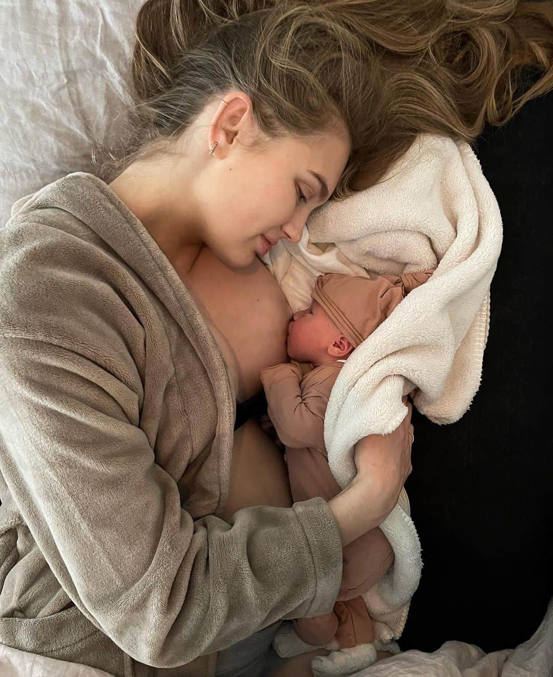 ロミー・ストリドのインスタグラム：「Mint van Leeuwen ~ feeling so blessed to finally hold you in my arms 💕 We are so in love with you!!」