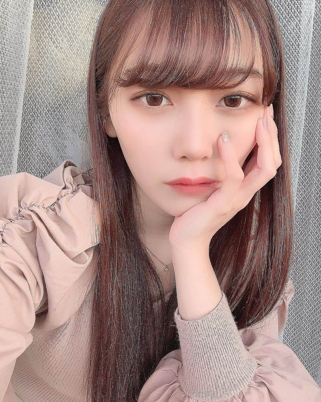 熊井りんのインスタグラム：「そろそろ前髪切らないと巻きが追いつかなくなってきました。こちらからは以上です。」