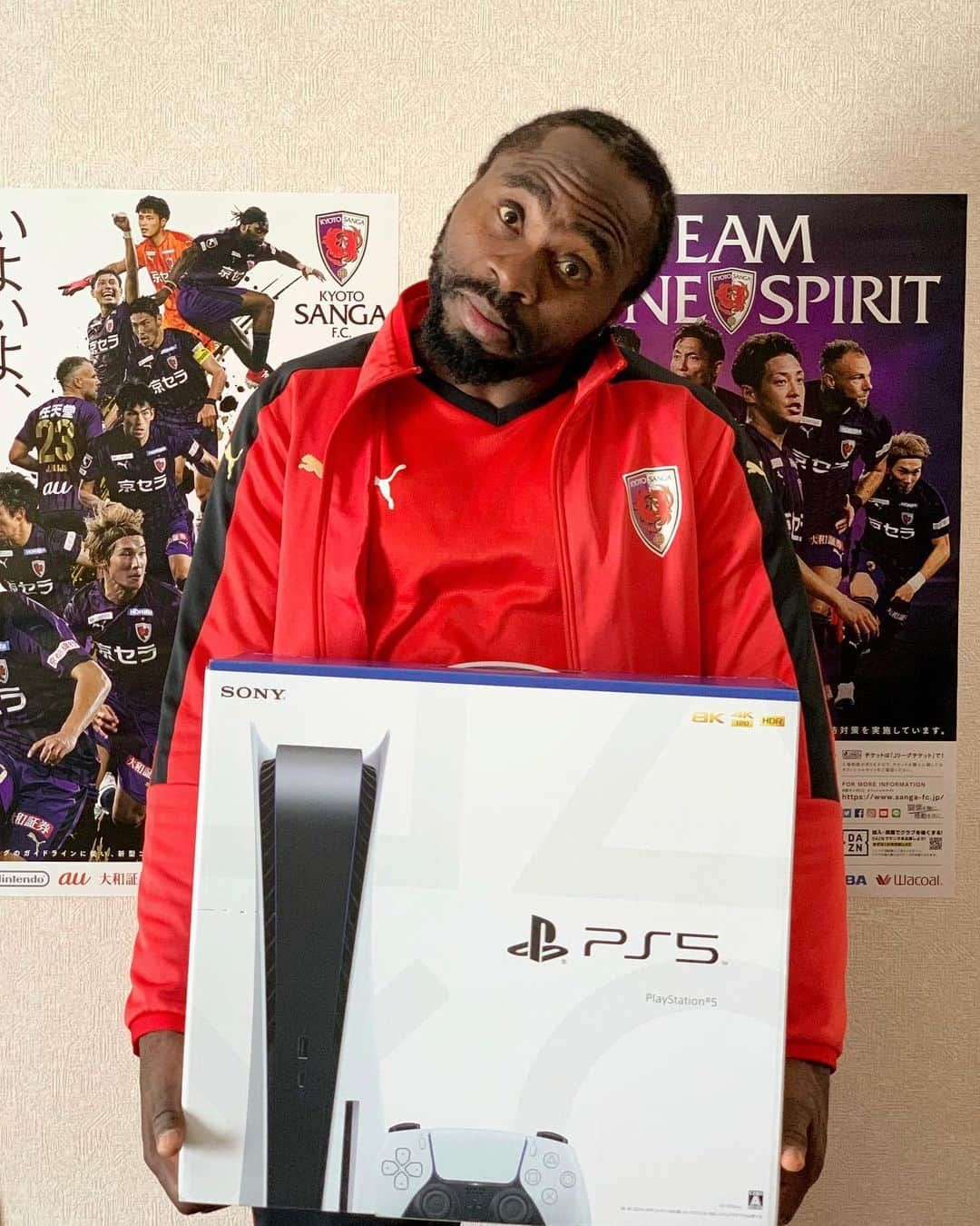 ピーター・ウタカのインスタグラム：「@phynofino Your Game has been delivered😆🤙🏾」