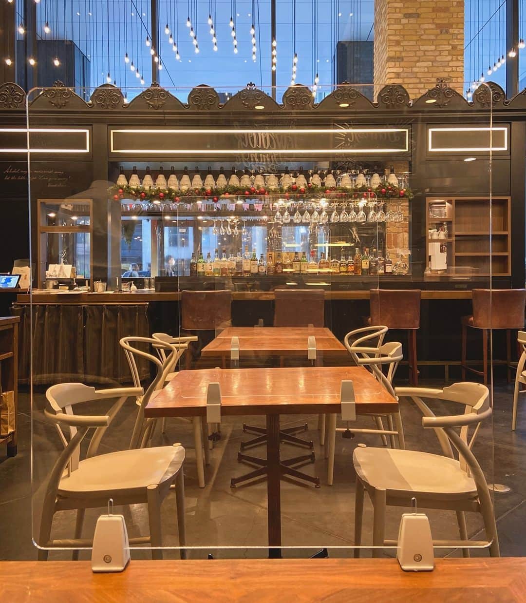 Courtyard by Marriott Tokyoのインスタグラム：「コートヤード・バイ・マリオット東京ステーションは、感染予防対策としてレストランやフロントなどにアクリル板を設けたり、入り口にてお客様の検温など、ニューノーマルの時代にあわせた安心安全のサービスをお届けしています。  As the infection rate of coronavirus continue to rise, the need for protection will also continue to rise. Our hotel and venues prioritizes our customers safety first. We are protecting our customers and ourselves by utilizing various items such as acrylic boards, gloves, thermometers, etc. Your safety matters at Courtyard by Marriott Tokyo Station.  安全措置と予防対策 10の取り組み  手洗い• 消毒の徹底 Supplier Hand Hygiene 入館する全ての関係者へ消毒液による手指消毒をお願いしております。  飛沫防止 Splash Prevention 飛沫防止のため、フロントカウンター等に透明な間仕切りを設置しております。  館内消毒 Sanitizing Surfaces お客様の触れる機会が多い箇所（エレベーターボタン、ドアノブなど）は、適宜、清掃・消毒を行っております。  配席• ディスタンス Seat Spacing レストランや宴会場のテーブル配置をゆとりあるレイアウトにしています。  館内換気の徹底 Ventilation 換気のための外気導入を用途エリアごとに実施しています。  健康管理 Staff Health Checks 勤務前に検温を行い、発熱や咳など風邪のような症状がある場合には自宅待機とします。  検温のお願い Temperature Checks 発熱や咳など体調がすぐれない方は、ご来館をお控えください。  マスクの着用 Masks お客様の安全及び公衆衛生を考慮し、出退勤時や勤務中はマスクを着用しています。お客様にも着用をお願いしております。  テーブル• 椅子の消毒 Sanitizing Tables & Chairs 消毒液にてお客様の利用毎にテーブル・椅子荷物置き等、多くの方が触れる共有部の消毒を行っております。  消毒液の設置 Installation of Alcohol Dispenser  館内にアルコール手指消毒液を設置、ご利用をお願いしております。」