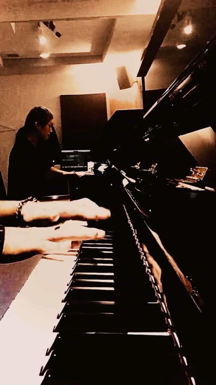 辻村勇太のインスタグラム：「ピアノ練習  #bassist #bass #piano #plactice #music」