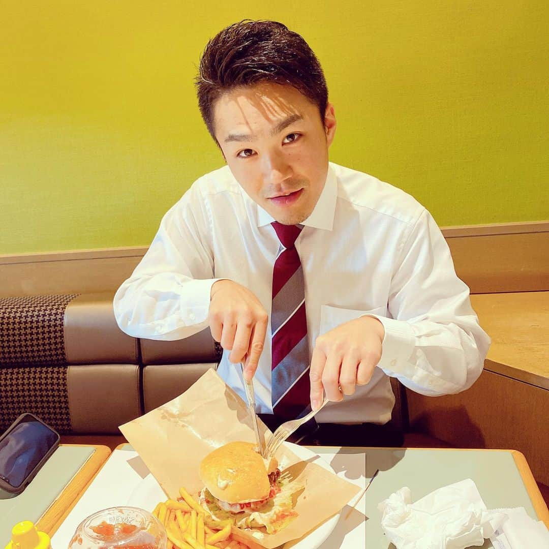 森原康平さんのインスタグラム写真 - (森原康平Instagram)「則本昂大ファンの皆さんへ📸②  豪快にバーガーを食らうワイルドのりさん🍔😆  ナイフとフォークでいただく上品のりさん🍔😋  あなたはどっち派🤔？？  #則本昂大　#森原康平　#🍔　#📸 #rakuteneagles」12月4日 20時47分 - kohei_morihara