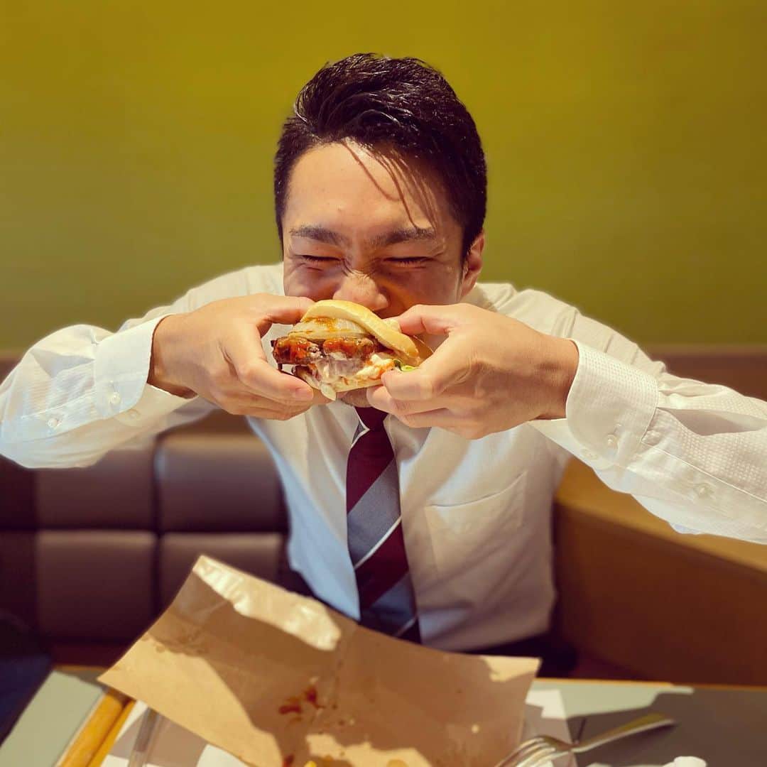 森原康平のインスタグラム：「則本昂大ファンの皆さんへ📸②  豪快にバーガーを食らうワイルドのりさん🍔😆  ナイフとフォークでいただく上品のりさん🍔😋  あなたはどっち派🤔？？  #則本昂大　#森原康平　#🍔　#📸 #rakuteneagles」