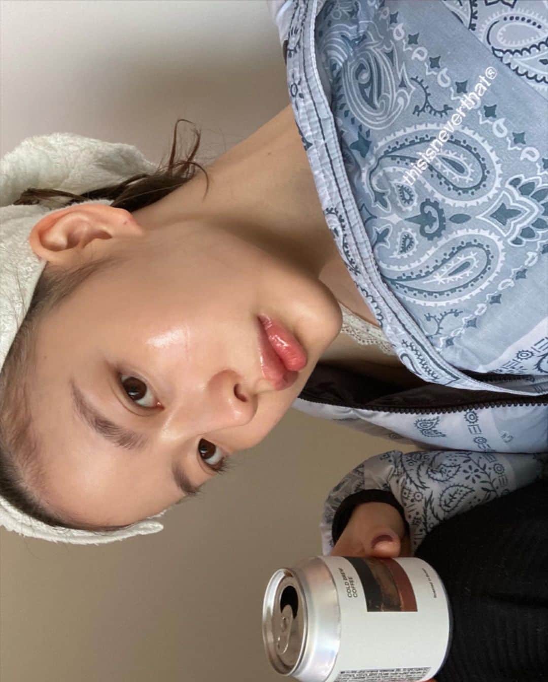 イム・ボラさんのインスタグラム写真 - (イム・ボラInstagram)「다들 즐거운 금요일 보내고 계시나요:) 요즘 코로나 때문에 뒤숭숭한데 다들 건강 잘 챙기시고 마스크 꼭꼭 챙기는 거 잊지 말구요!  커피도 카페에서 여유롭게 앉아 마시지도 못하는 억울한 요즘, 보라도리들 따뜻한 겨울 나시라고 퍼플리쉬 립틴트를 선물로 드리려 해요  항상 잘 쓰고 있다고 진심 어린 글들, 말들 덕에 추운 겨울 따뜻하게 보내고 있는데 보라도리들이 전해준 따뜻한 마음 조금이나마 같이 나눌 수 있으면 좋겠어요❣️  이번에 드릴 선물은 퍼플리쉬 정식 제품은 아니고 연말 미니 에디션 이에요 :) 항상 덜렁대는 성격 탓에 립 틴트를 잘 잃어버려 미니 키트를 꿈꿔왔는데 드디어 미니 에디션이 출시가 돼요! (출시 전부터 자랑에 자랑을..실물 보자마자 너무 귀여워서 저도 모르게 소리 질렀어요😫) 제품 써보시고 솔직한 이야기 들려주시면 참고해서 정식으로 출시하고 싶은 마음(사심)도 있습니다 헤. 솔직한 이야기 기다리고 있을게요 쓴소리도 항상 감사히 새겨듣고 있어요❣️  아직 부족하고 배워야 할 점이 태산이지만 믿어주시고 신뢰 해주시는 보라도리들 덕분에 감사한 마음으로, 더 좋은 제품들로 보답하고 싶은 마음입니다. 믿고 쓸 수 있는 퍼플리쉬가 될게요 :)  그럼 모두 코로나 조심하시고 따뜻한 겨울나세요❣️늘 건강 챙기시구요!  *자세한 내용은 퍼플리쉬 오피셜에서  확인해주세요 :) @purplish_official_」12月4日 19時20分 - 3.48kg
