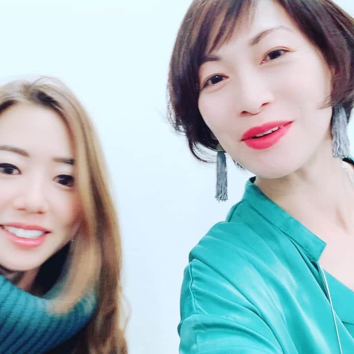 玉城ちはるのインスタグラム：「【 もうすぐ生放送でます！】  私が所属している芸能事務所  浅井企画のYouTube番組です。 最近　世界まる見えテレビ特捜部なんかによく出ておられる　しえりちゃんとお話ししますぅ❤️  無料で見られますからぜひ！  12月4日(金)20:00 YouTubeにて生配信🌸  『浅井企画カルチャークラブ』 ゲスト出演  視聴はこちら(無料)🌸 https://t.co/j9H7AJ9hIx」