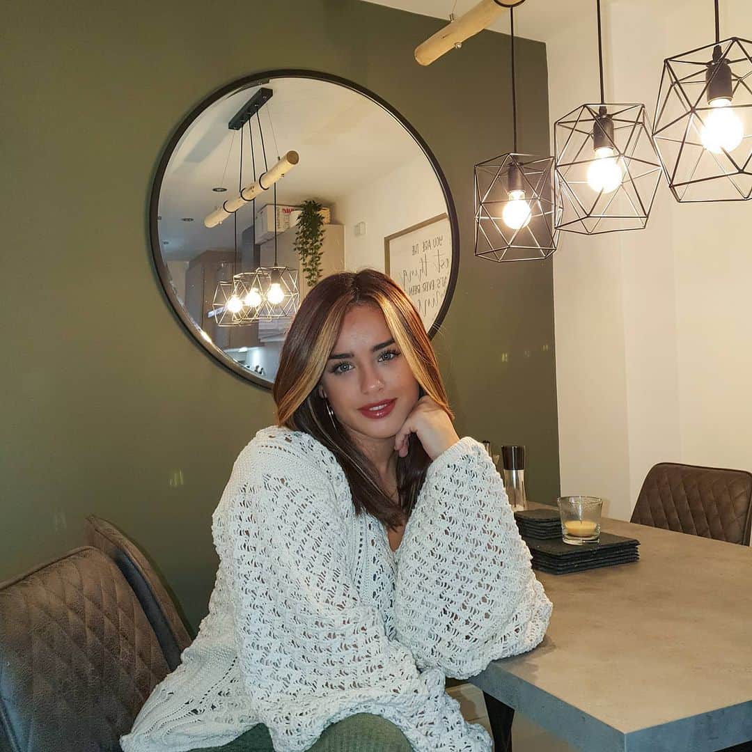 ジョージア・メイ・フットのインスタグラム：「This is my fave corner of our house. And the @williamwoodmirrors is the reason why. It completely finishes the dining area 😍  Check my home account @makethathouseahome for more updates!」