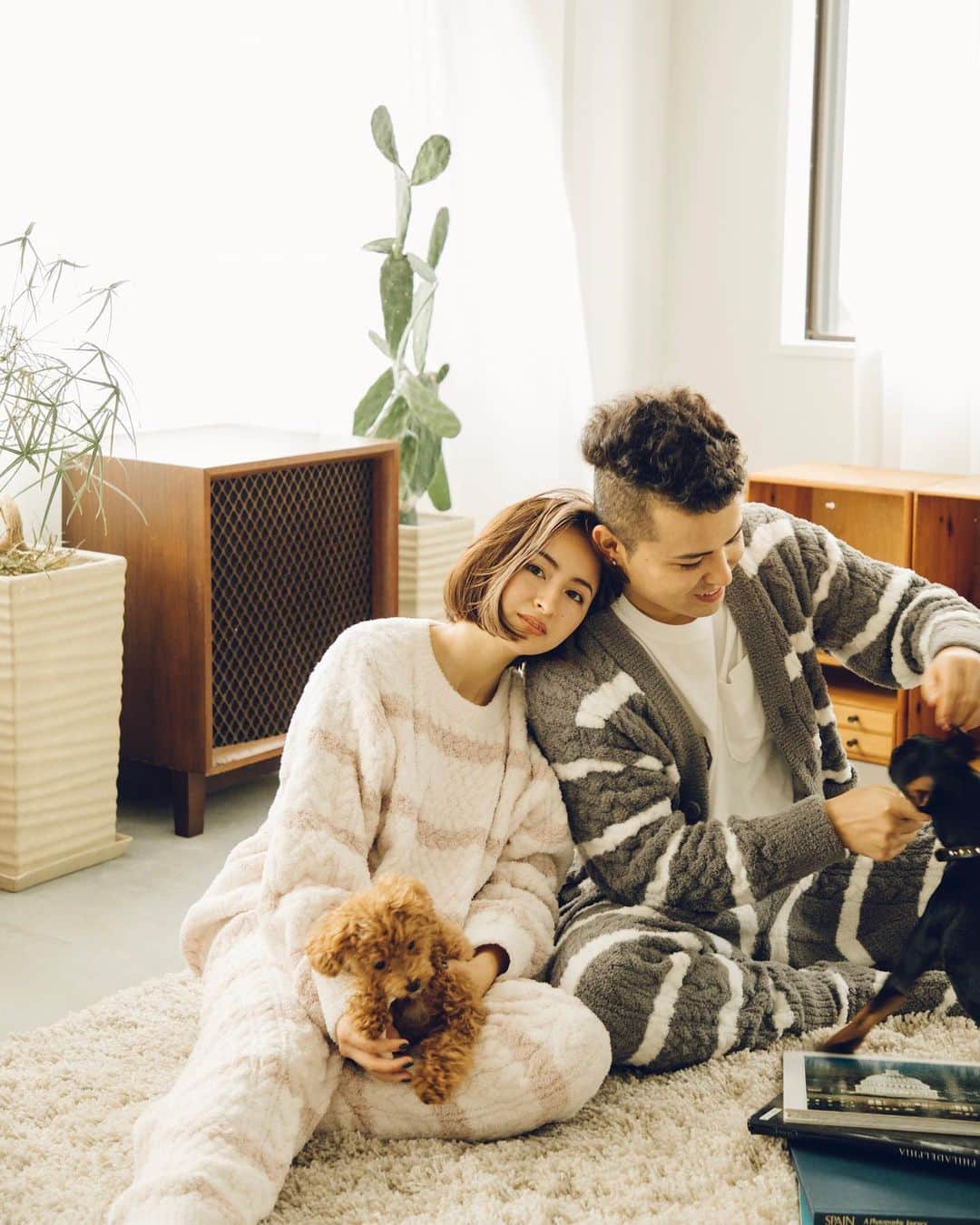 Julia Castroさんのインスタグラム写真 - (Julia CastroInstagram)「何とこの度大好きな **gelato pique（ジェラートピケ ）**のモデルをさせて頂きました🤍 ノエルジャックも一緒に4人での撮影でした🐶🐶 撮影現場はドタバタだったけど素敵なブランドさんと素敵な撮影ができたことがとっても嬉しいです！！！ 着用してるお洋服はUSAGI ONLINEにて発売しているので是非チェックしてみてね🌙☁️ . #gelatopique #usagionline #pajamas #pr #couple #relationship #family #puppy #dogstagram #fashion #pj #boyfriend #girlfriend #ジェラートピケ #ウサギオンライン #ジェラピケ #カップル #愛犬 #犬 #ミニピン #マルプー #家族 #撮影 #部屋着 #パジャマ #お揃い #JULIDYLIFEに撮影現場の様子も載せるので見てね」12月4日 19時18分 - julia.c.0209