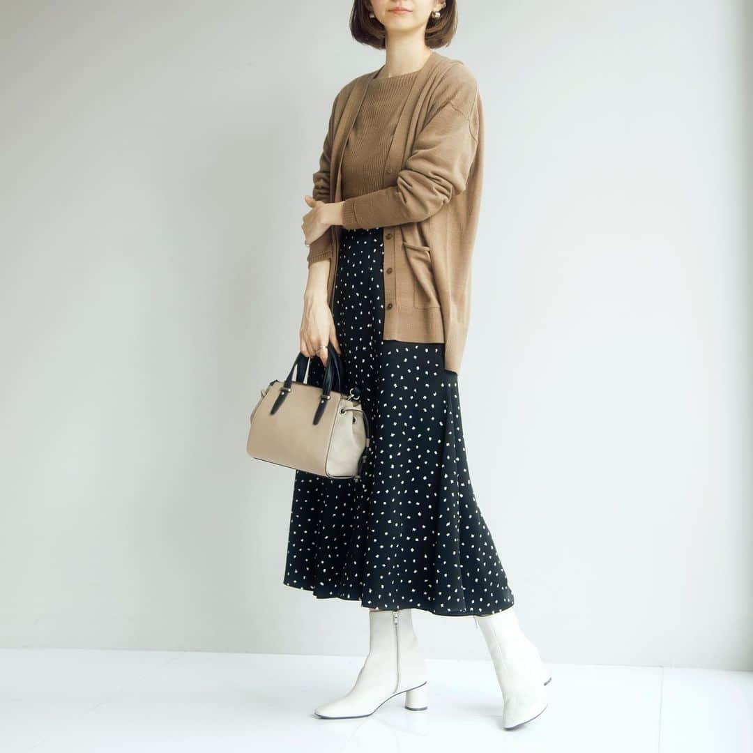 INDIVIのインスタグラム：「- knit style -﻿ ﻿ ﻿ カーディガンとリブ編みインナーのセットアイテム。﻿ リブインナーは、モックネックデザインですっきりとお召しいただけます。﻿ カーディガンはメンズライクな抜け感のあるシルエットでおつくり。﻿ レイヤリングしてももたつかず、大人の洗練させた印象を演出するアイテムです！﻿ ﻿ ﻿ ✴︎ensemble.¥14,850(税込)﻿ ✴︎no.127-19468﻿ ﻿ ✴︎skirt.¥19,250(税込)﻿ ✴︎no.127-79078﻿ ﻿ ﻿ #INDIVI﻿ #インディヴィ」