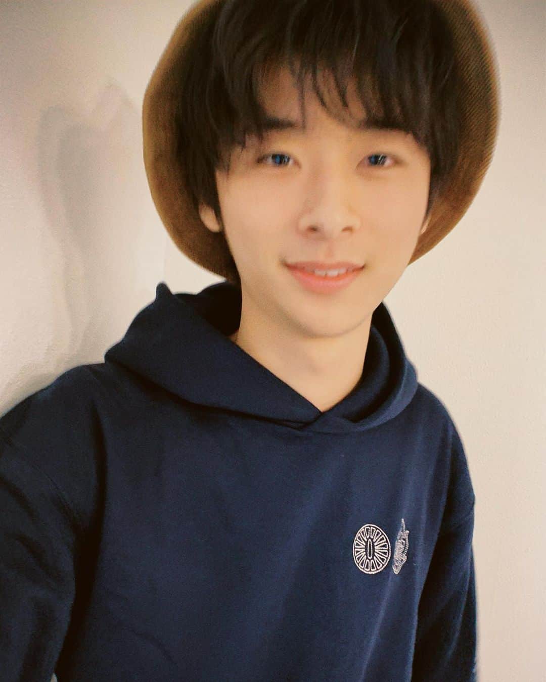 安藤祐輝のインスタグラム：「ファンの方からいただきました🎁 鬼滅の柱パーカー👏 ありがとうございます🕺  #きめつのやいば #鬼滅の刃 #パーカー」