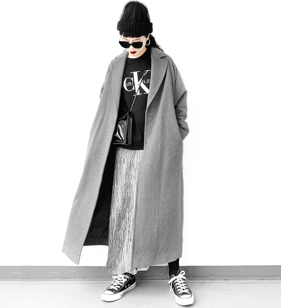 lve_xxxxのインスタグラム：「.﻿ .﻿ ｳｰﾙﾏｷｼｺｰﾄが好きすぎる🐏🖤﻿ ﻿ 自社ﾌﾞﾗﾝﾄﾞのだからやろ？😒って﻿ 言われたらそれでおしまいだけど﻿ ﾏｼﾞでこのｺｰﾄは推せる👍﻿ ﻿ ｽｶｰﾄは12/9発売の新作の﻿ ﾍﾞﾛｱｽｶｰﾄ✧ @lveu.official﻿ ﻿ 細かいﾌﾟﾘｰﾂ加工で子供っぽくならず﻿ 冬場の重くなりがちな色味にﾌﾟﾗｽすると﻿ 光沢と生地感が良き感じに🙆‍♀️﻿ ﻿ 私はｶｼﾞｭｱﾙにｽｳｪﾂﾄ合わせしてますが﻿ ｷﾚｲめｺｰﾃﾞでも使えるので﻿ 毎ｼｰｽﾞﾝ使えるｱｲﾃﾑかと☝️﻿ ﻿ 日曜日は新作たんまり発売になるので﻿ 是非ﾁｪｯｸしてやってください☺︎♡﻿ ﻿ ﻿ ｺｰﾃﾞｱｲﾃﾑ詳細は﻿ WEARをご覧くださいませ。﻿ ﻿ WEAR ： lvexxxx ﻿ 💻 https://wear.jp/sp/lvexxxx/﻿ ﻿ －－－－－－－－－－－－－－－－－－﻿ ﻿ 📢ｺﾒﾝﾄ頂ける際は、﻿ 最新投稿にお願い致します。﻿ ﻿ 過去投稿に頂いた際、気がつかない事もあり﻿ お返事致しかねる場合が御座います🙇‍♀ ️﻿ ﻿」