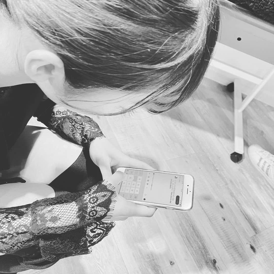 下村実生のインスタグラム：「.  YouTube更新！  「【鬼滅の刃】LiSA「炎」歌ってみた！」が公開になりました👏  みきみきYouTube撮影しながら、 こつこつみきちゃんねるの宣伝中😚 #下村実生 #YouTube #こつこつみきちゃんねる  #今日のみきみき」