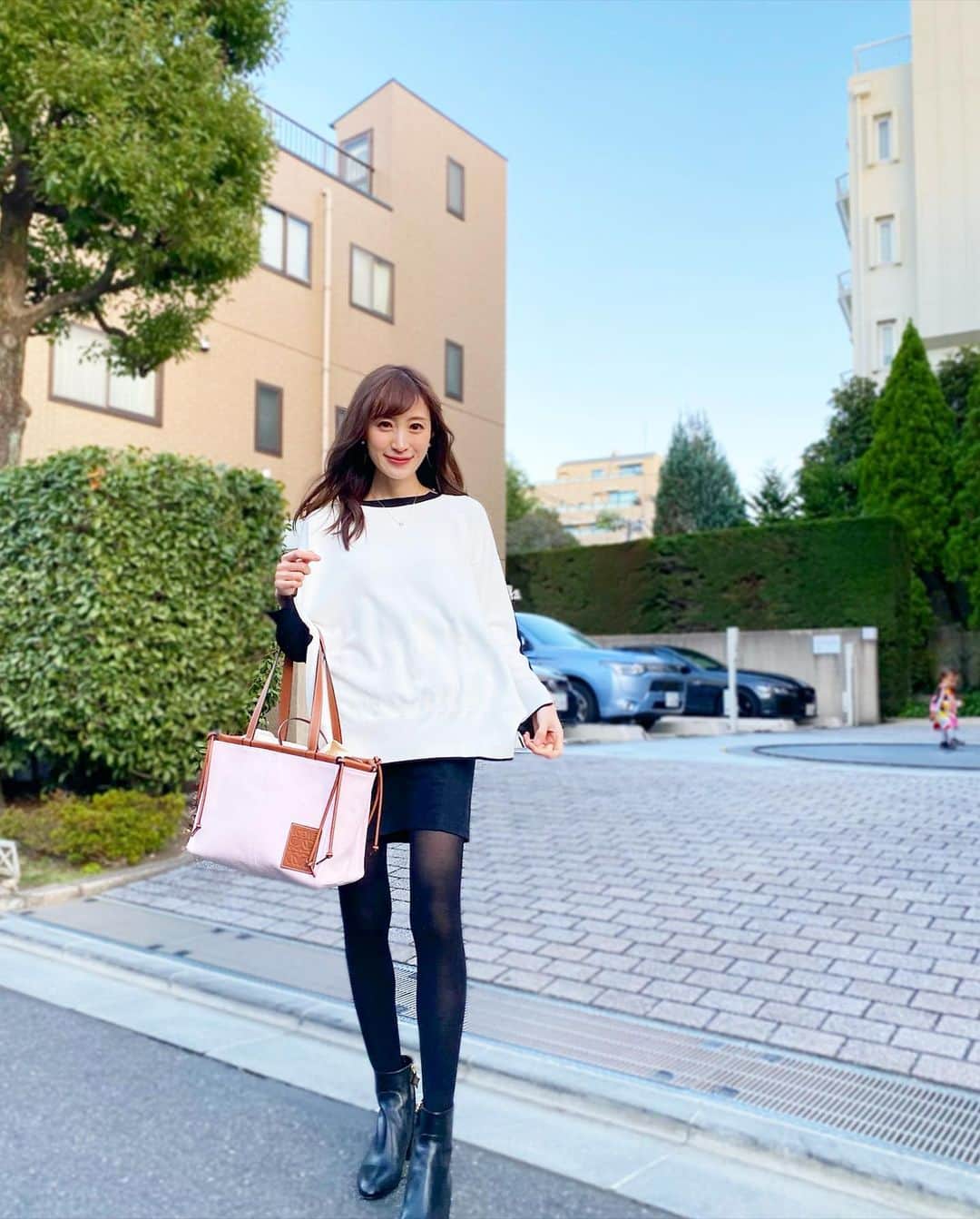 小林真由のインスタグラム：「産前から着るのが楽しみだった授乳もできるトップス🎄🤎　﻿ わんぱく娘の勢いが止まりません。笑﻿ 健康なだけで有難い🙏﻿ ﻿ tops: #stellamaccartney  skirt: #ysl﻿ boots: #louisvuitton  bag: #loewe  ﻿ ﻿ ﻿ #ステラマッカートニー #サンローラン #ルイヴィトン #ヴィトン #ロエベ #ファッション #コーデ #ママコーデ #女の子ママ #男の子ママ #ママライフ #コーディネート #2歳 #生後4ヶ月 #ベビー #二人育児」