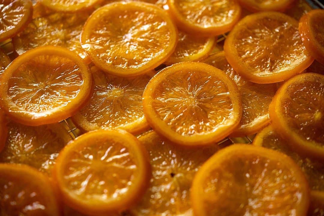 チョコレートカカオのインスタグラム：「The new YouTube video will be released tomorrow on Saturday, December 5th. I used orange confit luxuriously. Don't miss it, I bet you'll love it.  新作動画、明日12/5土曜に公開予定です。 オレンジコンフィを贅沢に使用しました。 乞うご期待！  #orange #オレンジ #オレンジコンフィ #orangeconfite #orangeconfit #recipe #recette #fruits #foodie #instafood #dessertporn」