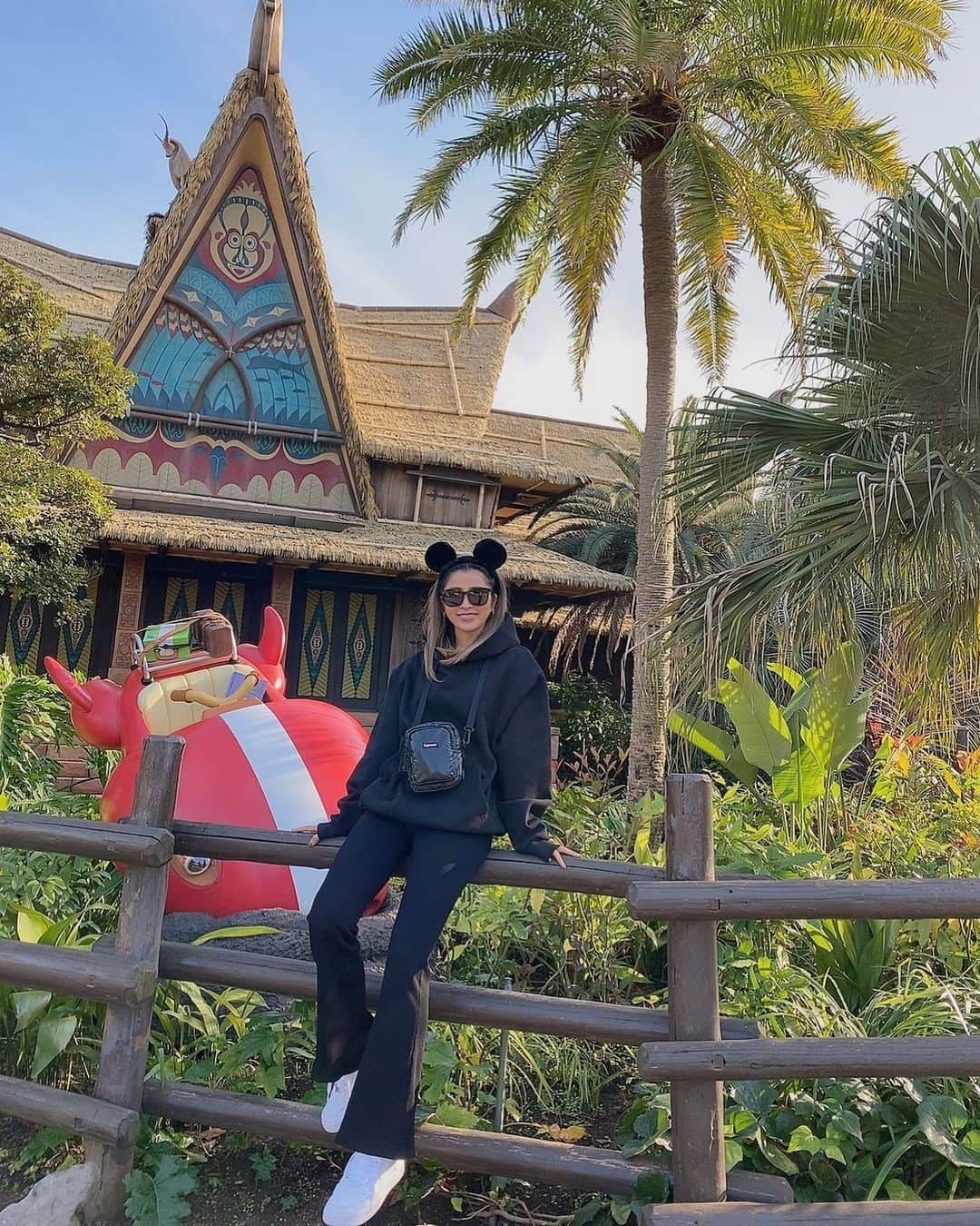 のインスタグラム：「𝙶𝚞𝚎𝚜𝚜 𝚠𝚑𝚎𝚛𝚎 𝙸 𝚊𝚖?? ﻿ ﻿ #throwback #tb」