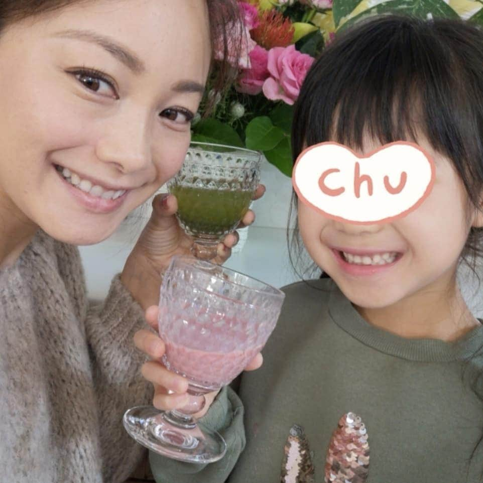 蛯原英里さんのインスタグラム写真 - (蛯原英里Instagram)「先日、お仕事の対談で「子育てとお仕事、健康を維持する秘訣はなんですか？」と言う質問を受けました。  私の健康の秘訣は、よく寝ること！家族と一緒に笑顔でいることです。そして、他には健康な食事🍚私ももちろん、子供達にはよく寝てよく食べて健康にいてほしいと考えています。 ですが、子供も成長してくると好き嫌いも出てきてなかなか野菜を食べてくれない💧多くのママが抱く悩みだと思います。 私は、以前にも紹介しました｢モリンガ｣という栄養満点のスーパーフードを使った美味しいモリンガ青汁を子供達と一緒に飲んでいます😊 子供用には「モリママの赤い青汁」とっても美味しくて飲みやすいイチゴ味で娘は、牛乳を入れたりして飲みたい気分に合わせて楽しみながら飲んでいます。 栄養バランスやビタミン、ミネラル食物繊維もしっかり摂れるので野菜が苦手なかむちゃんも飲んでくれます✨  そして、私と主人はフルーツモリンガを長らく愛用しています😊 モリンガ自体は苦みがあるのですがこのフルーツモリンガはスッキリしたリンゴ味で飲みやすくとても美味しい！また、酵素、乳酸菌、コラーゲンなどの美容成分もたっぷり入っていて栄養補給や健康維持ダイエットサポートにもおすすめです✨  今、モリンガ青汁専門店のMyNatura さんが @fruitsmoringaslim  楽天スーパーセールでセール中！！  更に、期間限定でセール価格から更に20％offになるこのSNS限定のクーポンを頂きました✨ 下記のURLからクーポンを貰って下さい  https://coupon.rakuten.co.jp/getCoupon?getkey=WlhJRC1FMkpBLVZaSUQtMUpEMA--&rt= 【楽天】ログインリンク coupon.rakuten.co.jp  すでにご利用の方もまだ試したことがない人も是非、チェックしてみてください😊  #pr #モリンガフルーツ青汁 #青汁ダイエット #スーパーセール #superfoods #親子で #美味しい青汁 #毎日 #娘も大好き」12月4日 19時42分 - eriebihara