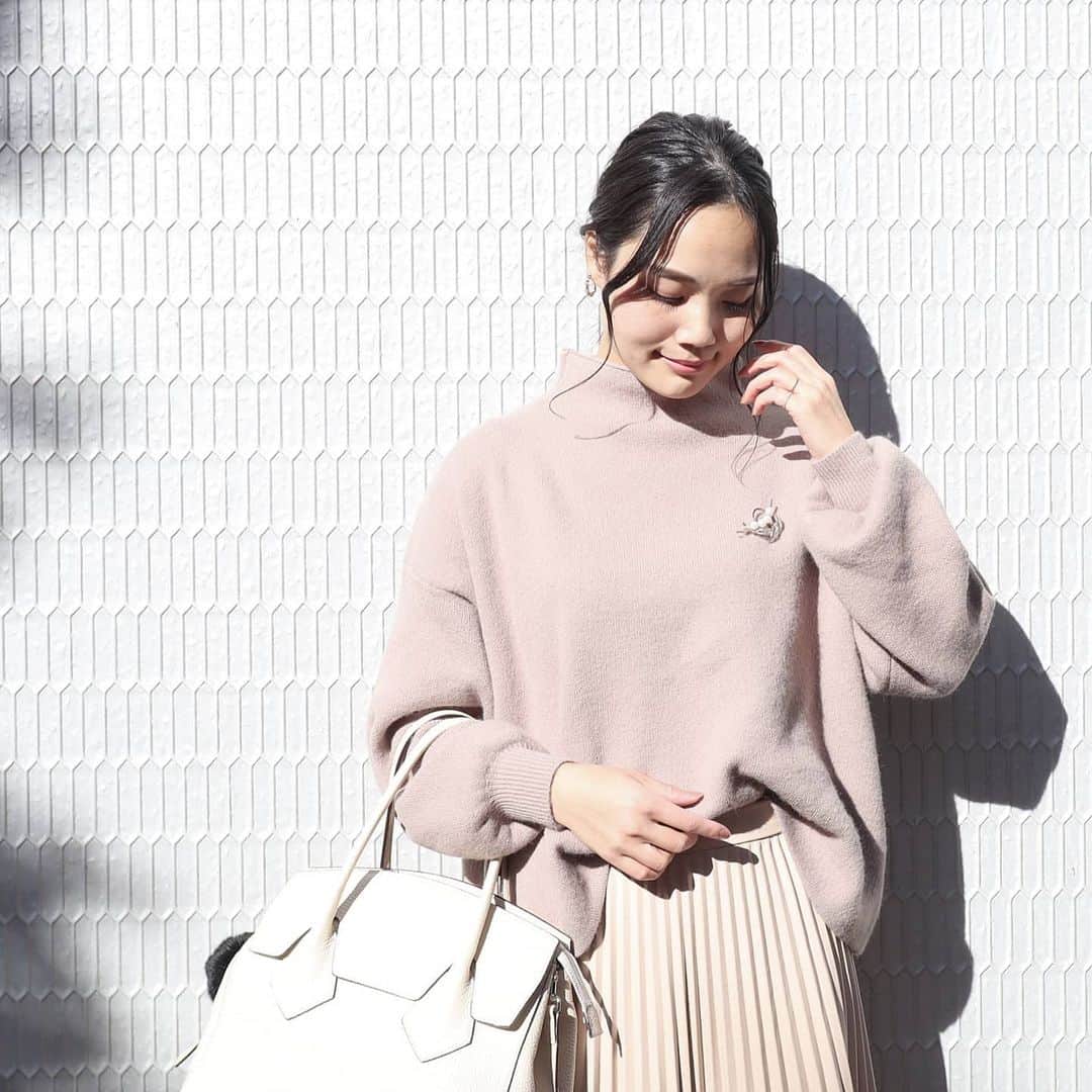 Eri Satoのインスタグラム：「moca×beige×blackコーデ · knit: @fifth_store · fifthの #プチハイドルマンふんわりニット · ふわもちの肌触りでチクチクしないのが良いの～💛 シンプルだから母のお下がりブローチ付けてみたよ☺ · こちらのニット、60%OFFクーポン出てました🤐✨ 私好みのモカ色で、ボトムを選ばないやつ😍 今回はエコレザースカートを合わせてみたよ！ · そういえばfifth、10月にキッズアイテムが出たんですよ～見ましたか？？？！ 娘とおそろいコーデしたい～😍 男の子用も希望～🤣🤣🤣 · · #fifth#fifthtl#フィフス#fifthコーデ#カジュアル#トレンド#ニット#高身長コーデ#ママコーデ#カジュアルコーデ#ニットコーデ#スカートコーデ#fashion#ootd#ファッション#プチプラ#プチプラコーデ#mamagirl#locari#partegram」