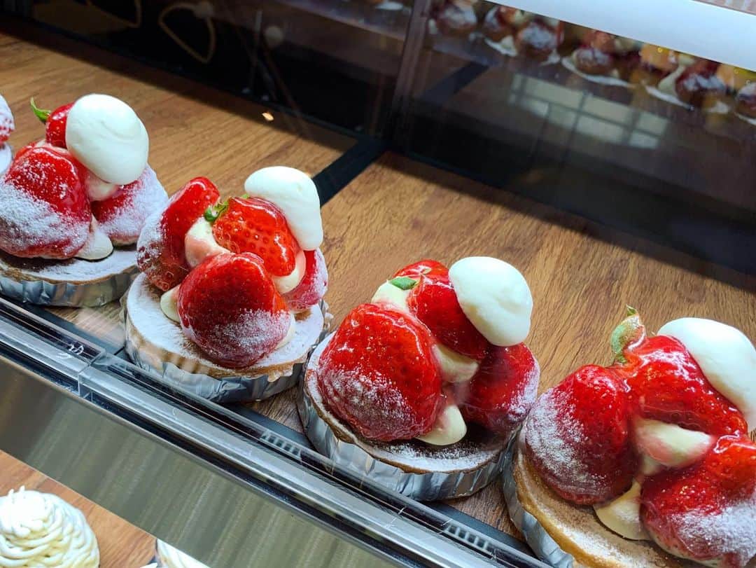 常盤よしこさんのインスタグラム写真 - (常盤よしこInstagram)「. いちごタルト🍓 いちごが大っきー！！！！ うまぁ❤️ ・ 今日の中継は、 河内町のニュードライブインUFO ランチメニューも豊富ですょ😋 ・ #てれビタ #kkt #金曜中継 #優峰園フルーツランド  #ニュードライブインufo  #優峰園のいちご #いちごタルト #クリスマスケーキの予約もやってるよ」12月4日 19時55分 - yoshiko.tokiwa
