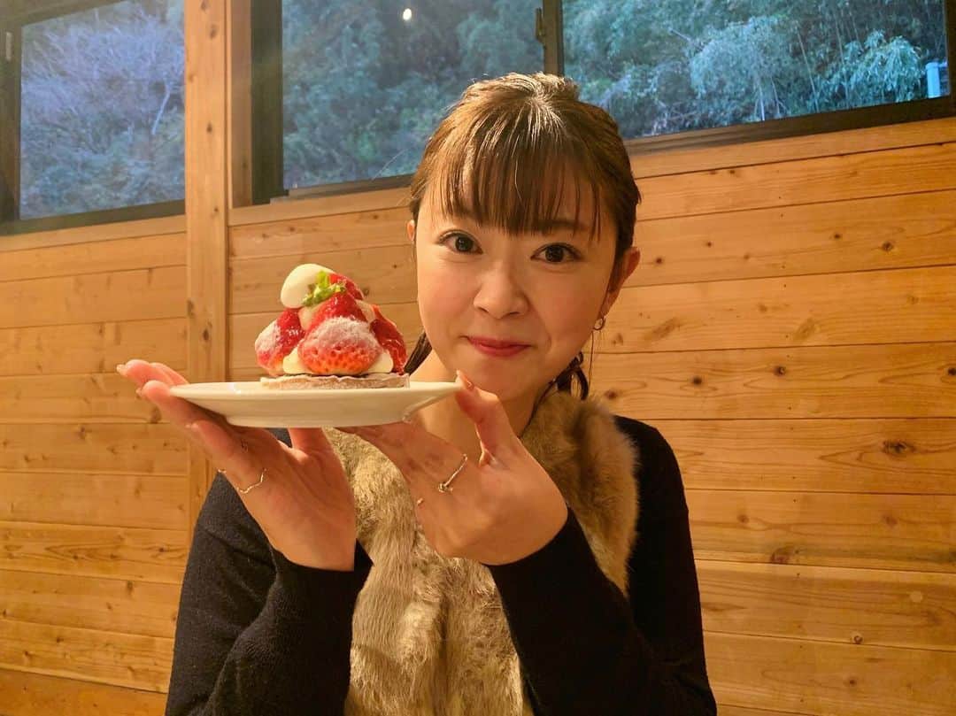 常盤よしこのインスタグラム：「. いちごタルト🍓 いちごが大っきー！！！！ うまぁ❤️ ・ 今日の中継は、 河内町のニュードライブインUFO ランチメニューも豊富ですょ😋 ・ #てれビタ #kkt #金曜中継 #優峰園フルーツランド  #ニュードライブインufo  #優峰園のいちご #いちごタルト #クリスマスケーキの予約もやってるよ」