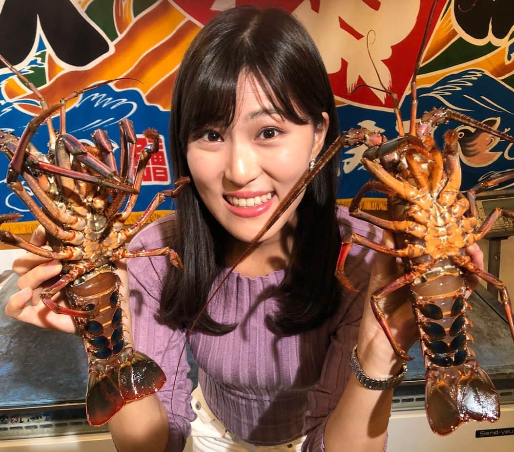 のインスタグラム：「🦐千葉の海の幸は 外房イセエビでした✨ お刺身もおつゆも絶品です😭♡ 海の恵み、いただきました🌊 ・ 来週10日(木)の ☀️「シャキット！」と 🌙「NEWSチバ930」で 放送です。 ・ 「ちばと一緒に！食べて応援　ちばの味」では、アナウンサー3人で色んな千葉の味を取材していきます☺️💓 ・ ・ ・ #ちばと一緒に #食べて応援 #千葉の味 #千葉県 #千葉グルメ #海の幸 #漁港 #大原漁港 #夷隅 #伊勢海老 #イセエビ #外房イセエビ #海鮮 #美味しい海鮮 #ご当地グルメ #グルメ好き #ロケ #レポーター #チバテレ #シャキット #アナウンサー #フリーアナウンサー #竹内里奈」