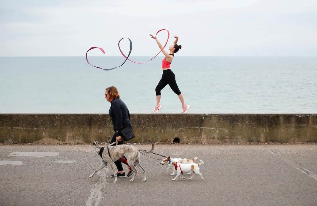 リン・ハッチソンのインスタグラム：「In lockdown I did a shoot with @peter_cziborra and @reuterssport and this photo has been nominated for the British Photography Awards 2020 ✨🐶 Check it out and vote if you like https://www.britishphotographyawards.org/2021-shortlist/sports/ribbons-and-leads/344697d5-d32b-4f8d-87a6-a9afb5d76282 #rhythmicgymnastics @britishphotographyawards」