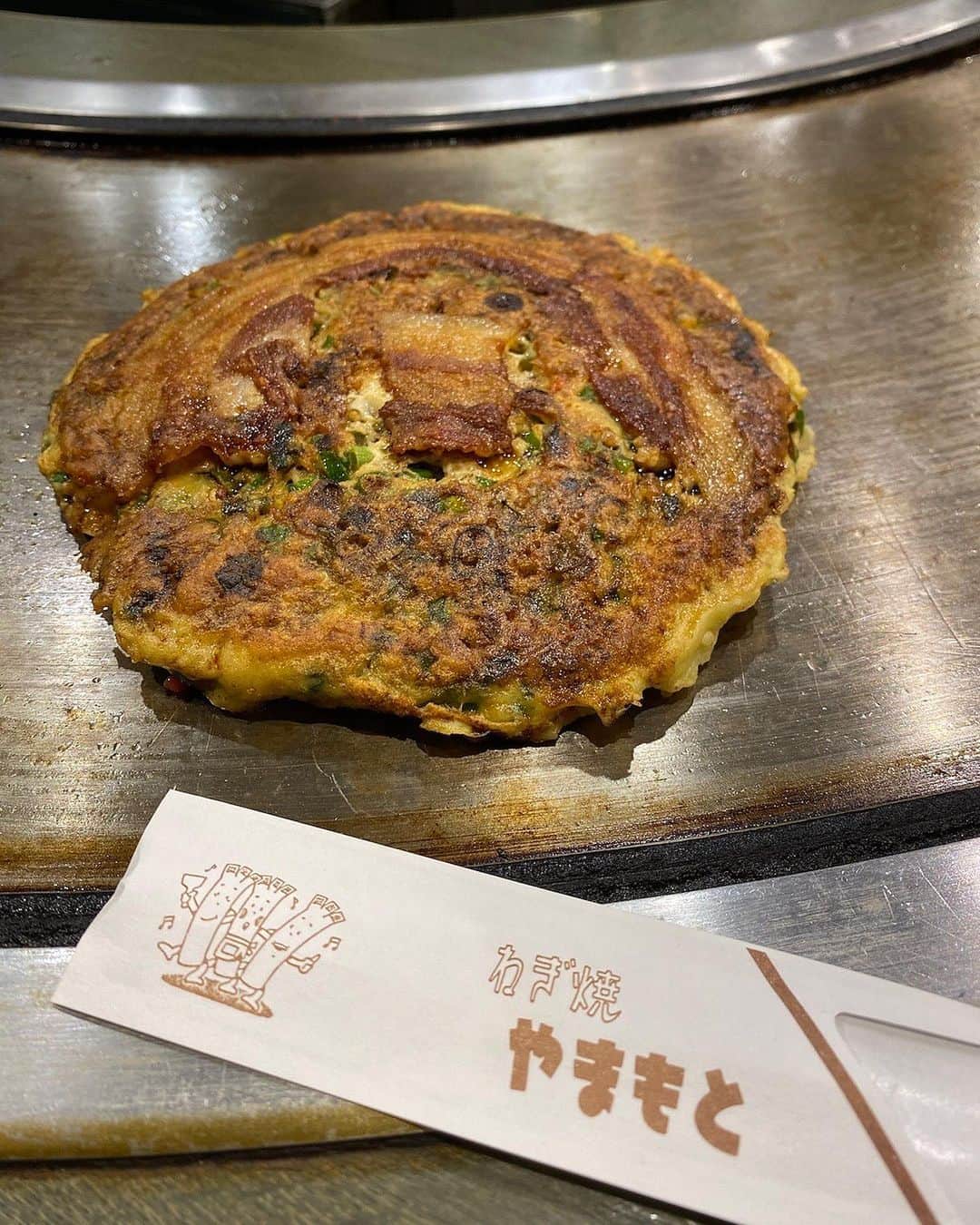 関西LIFE－homelife－のインスタグラム：「【大阪府・十三】 １度は食べておきたい【ねぎ焼やまもと】 . 元祖ねぎ焼を発祥のお店でいただいてきました♪ 特製醤油タレとモッチモチの生地、そして何と言ってもネギの風味と食感がたまりません( *´艸｀) また食べたい！と思える美味しさでした☆ . . @homelife_local では #homelife_大阪 をつけて投稿された素敵な大阪の写真を紹介していきます。大好きな大阪を一緒に盛り上げていきましょう。 .  . #ねぎ焼やまもと #十三 #ねぎ焼 #すじねぎ #こんにゃく #やまもと #梅田 #モチモチ #アツアツ #お好み焼き #美味しい #ビールに合う #元祖 #元祖ねぎ焼 #発祥の店 #大阪 #大阪グルメ #大阪粉もん #こなもん #大阪女子会 #大阪旅行 #大阪観光 #そうだ大阪行こう #大阪 #観光 #yummy #japan #japantrip #japantrip2020」