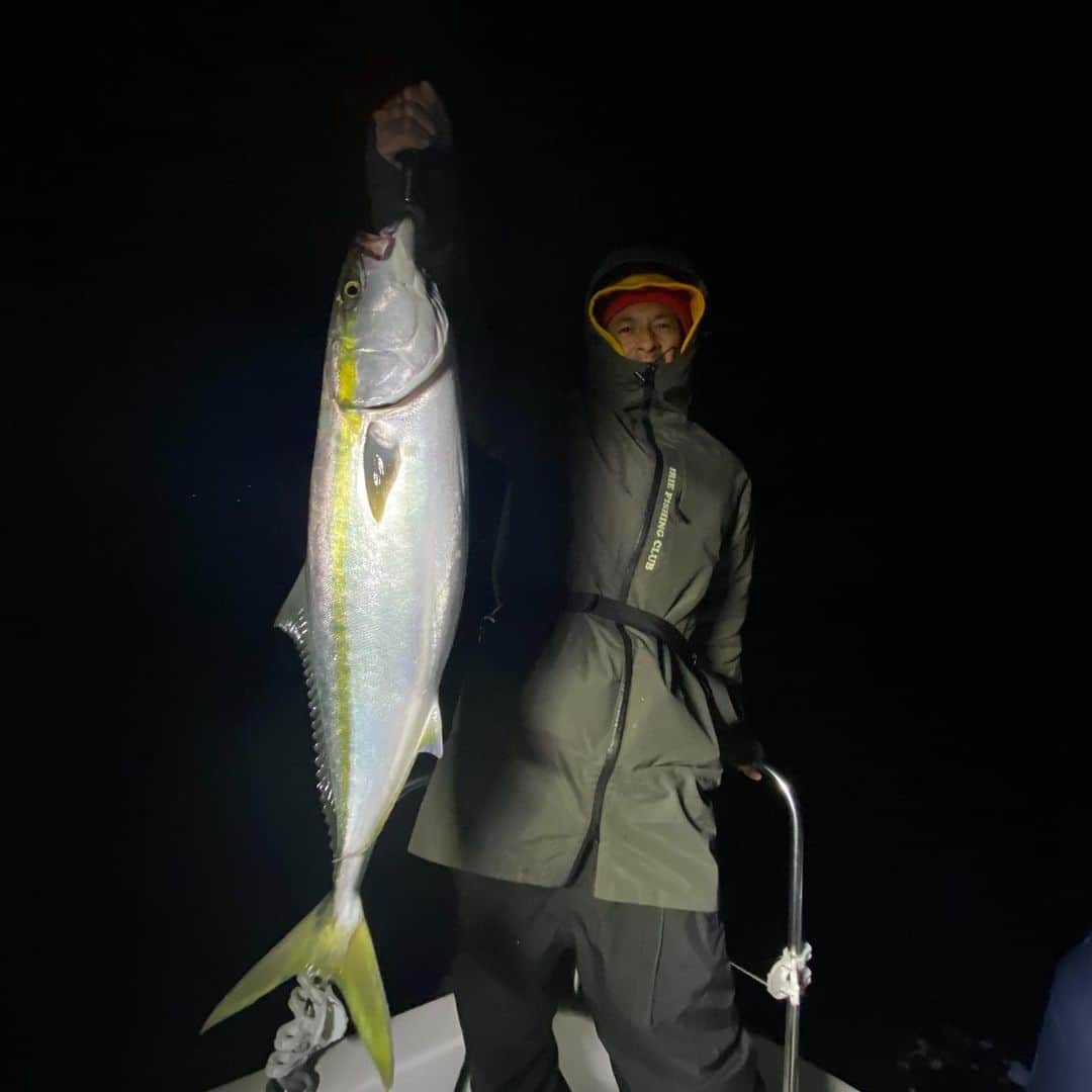 のインスタグラム：「タイラバでワラサ(５kg無いかな？？)釣りました🎣 PE0.8号　リーダー5号 20分ぐらいかけてしっかりやり取りして嬉しい1匹🐟 タイラバの針は3本中2本は切れて最後の1本が、なんとか皮一枚な感じでした。 @irie_fishing_club  @good_wood_terrace_kenta  サポートありがとうございました🙇‍♂️  #iriefishingclub  #タイラバ #ワカシ」