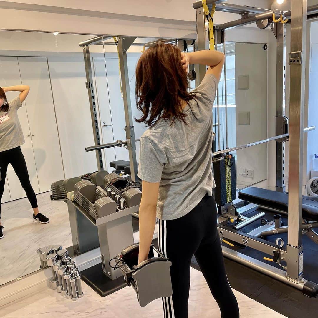 芝彰子さんのインスタグラム写真 - (芝彰子Instagram)「精神とーいつ。笑 . . 上半身とお尻、下腹部… まあ、全体的に筋肉つきづらい体だから ツライのも頑張ってる😂 . #地道に頑張ってます #老化しないように　#重力に負けるな #workout #training」12月4日 19時55分 - akiaki1221