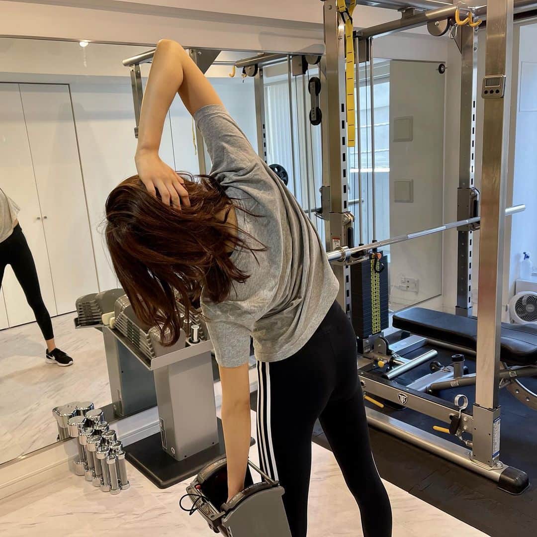 芝彰子さんのインスタグラム写真 - (芝彰子Instagram)「精神とーいつ。笑 . . 上半身とお尻、下腹部… まあ、全体的に筋肉つきづらい体だから ツライのも頑張ってる😂 . #地道に頑張ってます #老化しないように　#重力に負けるな #workout #training」12月4日 19時55分 - akiaki1221