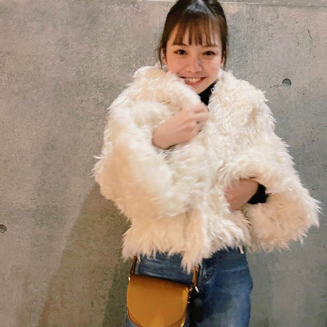 福地夏未のインスタグラム：「☁︎☁︎  #casafline のエコファーコートゲット🐏♡  エコファーは軽くて気兼ねなく使えるからいいよね♡🪐  151cmの私でこのボリューム感！ 全然違和感はなし🐏 ふわふわで最高、、！  _ #casafline #newitem #ecofur #coat #winter #outer #ふわふわ　#ボリューム #包まれる #151cmコーデ #ポケットからマスク」