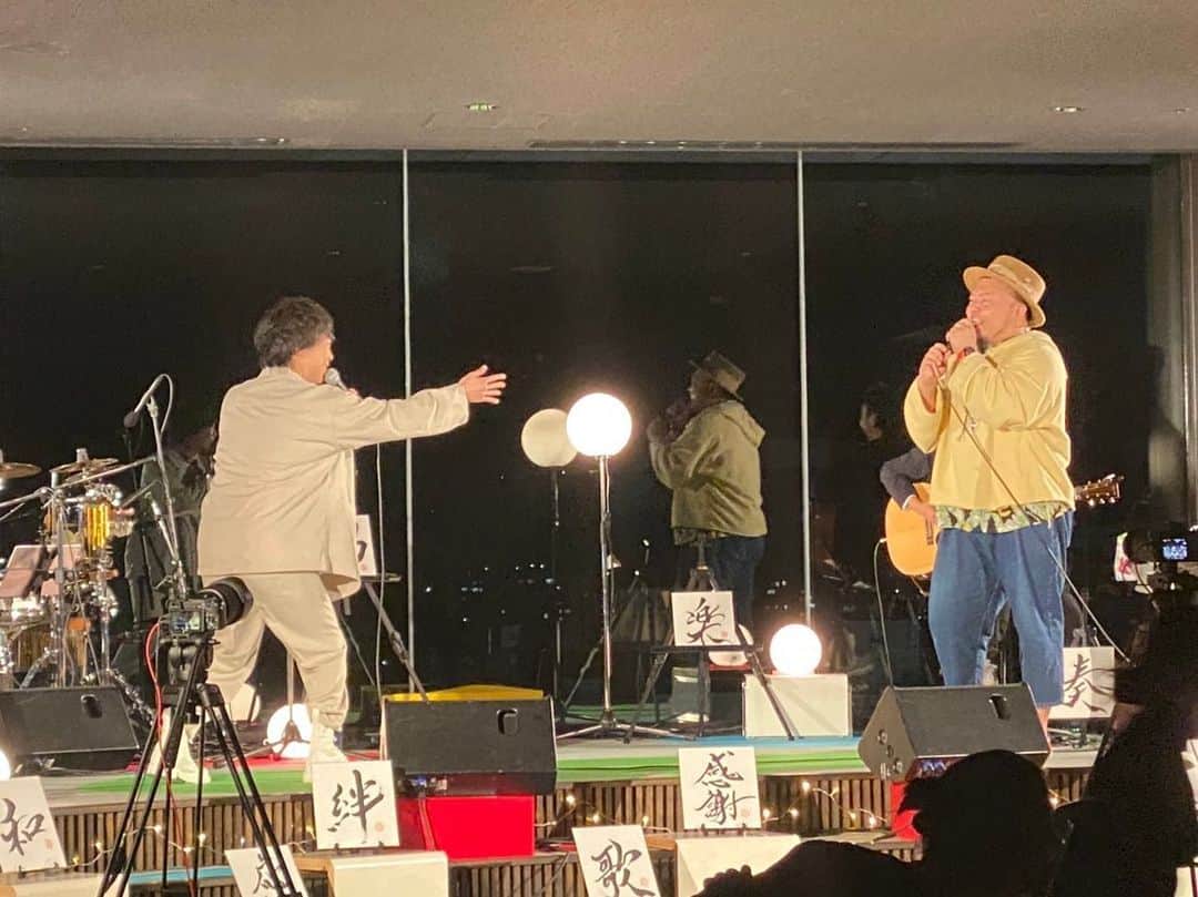 ハジ→さんのインスタグラム写真 - (ハジ→Instagram)「12月3日﻿ ﻿ HIROSHIMA 75th PEACE LIVE﻿ ﻿ 改めまして、﻿ 久々の広島🍁最高でした🕊✨﻿ ﻿ HIPPY 呼んでくれてありがとう^ ^﻿ ﻿ バンドの生音、﻿ 素敵な夜景と雰囲気の中﻿ 平和への感謝を想いながら﻿ 歌わせていただきました🎤✨﻿ ﻿ 歌った3曲たち♪🔽﻿ 「for YOU。」﻿ 「音楽のチカラ。with HIPPY」﻿ 「おまえに。」﻿ ﻿ 今回は、﻿ ど定番なセトリで攻めました🔥☺️﻿ ﻿ 生バンドでのライブは﻿ やっぱり気持ちいいっす✨﻿ ﻿ ギターの浜崎快声くん﻿ パーカッションの若森さちこさん﻿ キーボードのはらかなこさん﻿ セッションありがとうございました🌈﻿ ﻿ 共演のみなさんも﻿ めちゃくちゃハートが最高⬆️﻿ な方々ばかりでした🤝﻿ ﻿ 財部亮治くん﻿ NOBUくん﻿ Bigfumiくん﻿ KEISUKEくん﻿ 楓子さん﻿ ﻿ そして「翔」と書かれた書をくださった、﻿ 書道家 坂口赤道さん﻿ ﻿ 2021年は飛翔の年にしたい思いがあったので﻿ 非常に嬉しかったです✨﻿ ﻿ ﻿ 昨夜、時間を共にしてくださった皆様、﻿ ﻿ 本当に﻿ ありがとうございました😊✨🍙🤝﻿ ﻿ ﻿ p.s. ﻿ ﻿ むさしの﻿ おむすび弁当美味かった〜🤤🍙﻿ 早くまた広島に帰りたいです🍁 #hiroshima #おりづるタワー #広島　#ハジー　#おむすび　#むさし #hippy #peace」12月4日 20時04分 - hazzie840
