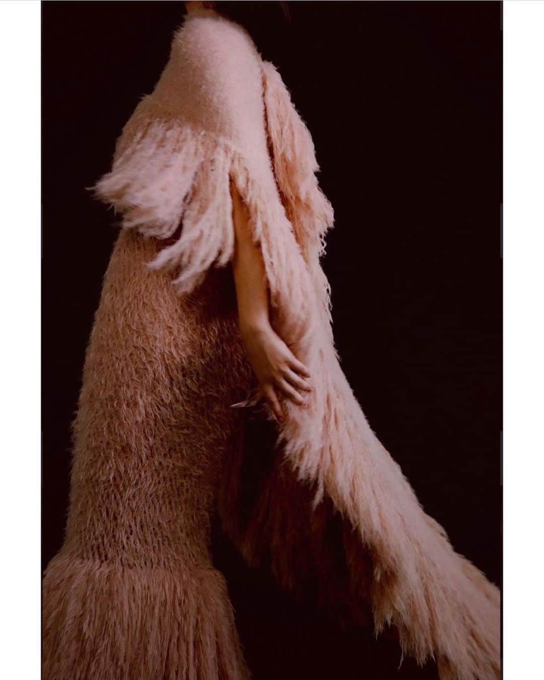 マークファストさんのインスタグラム写真 - (マークファストInstagram)「🤍 @natrenelle shot by @jasonrenaud and @whiiitwhiiit for @flanellemagazine wearing feathered fringe dress and cape ✨ @otmcreatives」12月4日 20時04分 - mark_fast