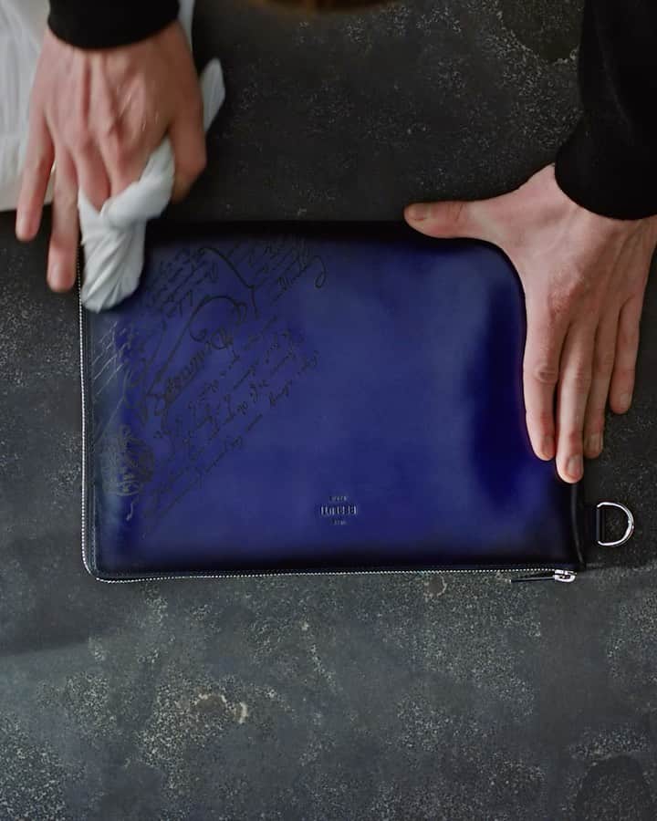 ベルルッティのインスタグラム：「- THE #BERLUTI VIBRANT HOLIDAYS BY @kris_van_assche -    This year, Berluti celebrates the end-of-year holidays with the new Home & Office Objects Collection and a selection of emblematics including the new SIGNATURE canvas collection with a colourful patina twist.   For the new Home & Office Objects Collection, Berluti has teamed up with a select group of highly respected European makers, including Werkstätte Carl Auböck, Bottega Ghianda, San Lorenzo Silversmiths and Simon Hasan, commissioning Berluti editions of iconic historic designs by Gae Aulenti, Afra and Tobia Scarpa, Carl Auböck II and III and new work by Simon Hasan, dating from every decade between the 1950’s and 2000’s.   Both functional and statement-worthy, the selection of emblematics highlights the Un Jour Gulliver, the Toujours tote bag, and the new SIGNATURE canvas collection which includes the Séjour card holder, the Explorer backpack and the Nino clutch to name a few.   For the occasion, the Venezia leather takes on a bold, joyful twist with an array of new patinas. Originally created last year especially to restore the upholstery of Pierre Jeanneret’s furniture pieces- and inspired by the rich colours found in the architecture, landscape and foliage of the north Indian city of Chandigarh -, these vibrant new colours include Utopia blue, Acqua blue, Nespola orange, Sunset purple, Rose Garden pink, Simal red and Grass green. Hand-applied to the Venezia leather and Venezia leather details of the SIGNATURE canvas accessories, they enhance every piece with a unique depth of colour.   Available In-Store and on the E-Shop.   Our Stores in France are now open and our teams will be delighted to welcome you.」