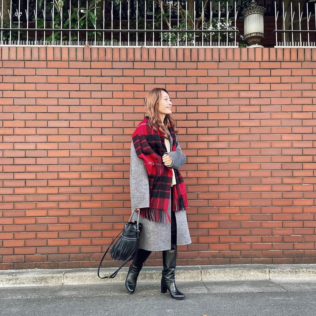 小祝麻里亜のインスタグラム：「もうすぐクリスマス🎄✨✨なので、Amazonのクリスマスギフトストアで探して見ました🥰  アマゾンはなんでもあるから、迷いに迷いましたが、自分でも❣️旦那さんにも❣️男女兼用でつかえるギフトに💕  お手頃なVita Naturの極上カシミヤブレンドウールストールの大判サイズにしました🙏  チェック柄だから、シンプルなスタイルの時のワンポイントになるし、これにして良かった✨✨🧣  ． ． ＿＿＿  #アマゾン #クリスマスギフト #선물#크리스마스#아마존닷컴#아마존#amazon #amazonで発見 #amazonfashionjp #PR #christmasgift @amazonfashionjp」