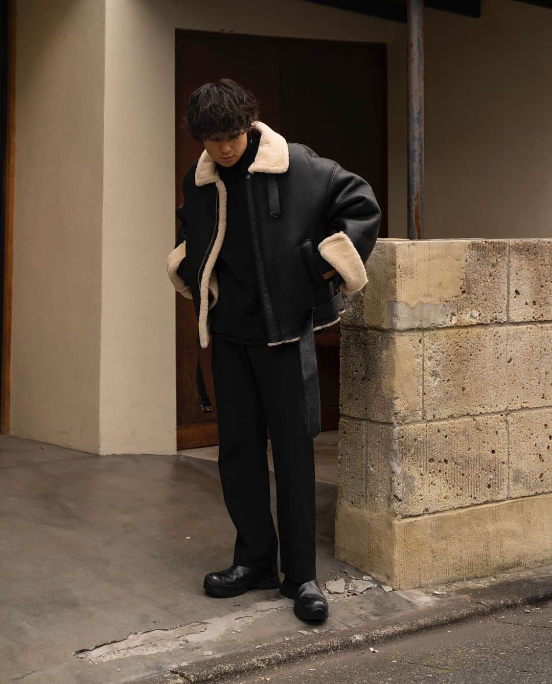 のインスタグラム：「ㅤㅤㅤㅤㅤㅤㅤㅤㅤㅤㅤㅤㅤ @yoke_tokyo  OVERSIZED B-1 BOMBER JACKET フライトジャケットB-2をベースに、肉厚なボリュームのあるムートン素材を使用したモダンでミニマルなフライトジ ャケット。袖や裾に付いたファスナーでシルエットに変化もつけられる、yokeらしい遊び心あるアイテムです！ 今までムートンは避けてましたが、これ！！ってのに出会えました☺️ ㅤㅤㅤㅤㅤㅤㅤㅤㅤㅤㅤㅤㅤ -----------------------------------------------  OVERSIZED B-1 BOMBER JACKET A modern flight jacket based on the flight jacket B-2 and using a thick and voluminous mouton material. It is "yokish"playful item that you can change the silhouette with the zipper on the sleeves and hem! I have't chosen Mouton before that much, but I met this one ☺️  ㅤㅤㅤㅤㅤㅤㅤㅤㅤㅤㅤㅤㅤ #yoketokyo #sunsea #jilsander」