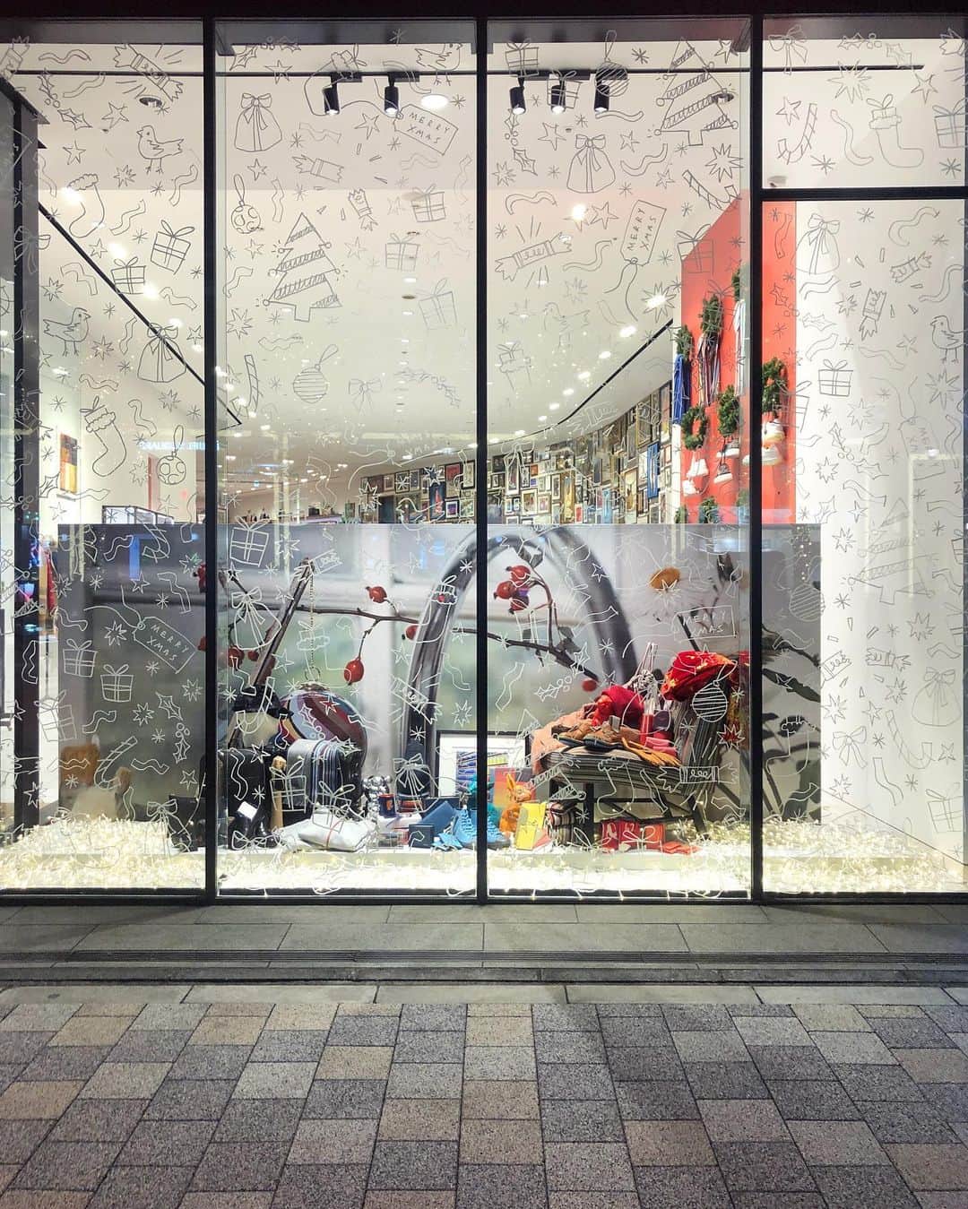 Paul Smith Japanさんのインスタグラム写真 - (Paul Smith JapanInstagram)「ポール・スミスのショップもホリデームードに包まれて。 ﻿ #PaulSmith #shop #holiday #inspiration #ポールスミス #ホリデー」12月4日 19時58分 - paulsmithjapan