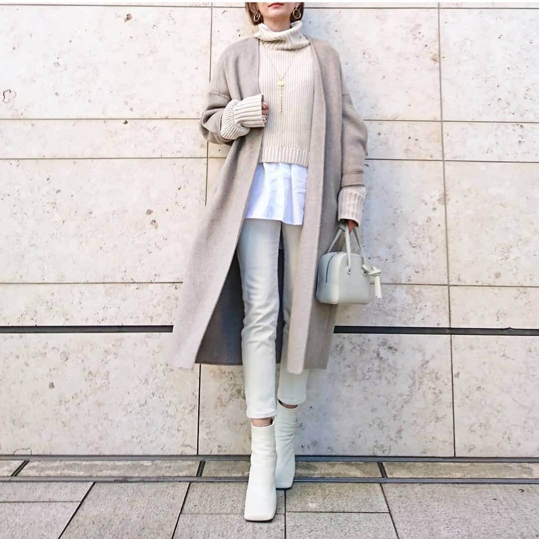 のインスタグラム：「. beige×white グラデーションcode  壁と同化しちゃった🤣 . outer…@lavishgate #lavishgate knit…@titivatejp #titivate shirt…@uniqlo #uniqlo bottom…@storynine_jp #storynine  →裏起毛ストレッチパンツ bag…@vasic_japan #vasic boots…@zara#zara accessory…@rim.iii_shop #rimiii . #outfit#ユニクロ#ユニクロコーデ#ホワイトコーデ#ヴァジック#ザラ#ブーツコーデ#大人カジュアル#大人シンプル#ママコーデ#プチプラコーデ#シャツコーデ#プラスj #リムイー#コインネックレス#aperominimini#locari#plusj」