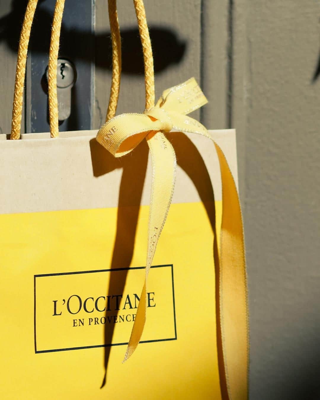 ロクシタンのインスタグラム：「Did you know…? 💭⁣ ⁣ L’Occitane has only ever used paper bags! That’s right, we have never given our customers plastic bags. This is just one of the ways that we are able to stay on path with improving the ways we work towards a greener, more sustainable future. ⁣ ⁣ ♻️How are you working to become more environmentally conscious? ♻️⁣ ⁣ #ReducingWaste #Recycle #Sustainability #NoPlanetB #Loccitane」