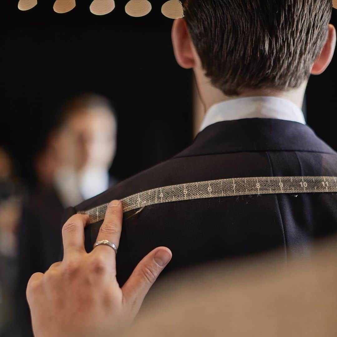 ギーブス&ホークスのインスタグラム：「Gieves & Hawkes Made-to-Measure Service.  The first consultation is straightforward and can be split into 3 parts; selecting the cloth, taking measurements and choosing the details.  Your Made-to-Measure consultant will be on hand to guide you through this process and offer advice where needed. . #GievesandHawkes #MTM #MadeToMeasure #SavileRow #Tailoring」