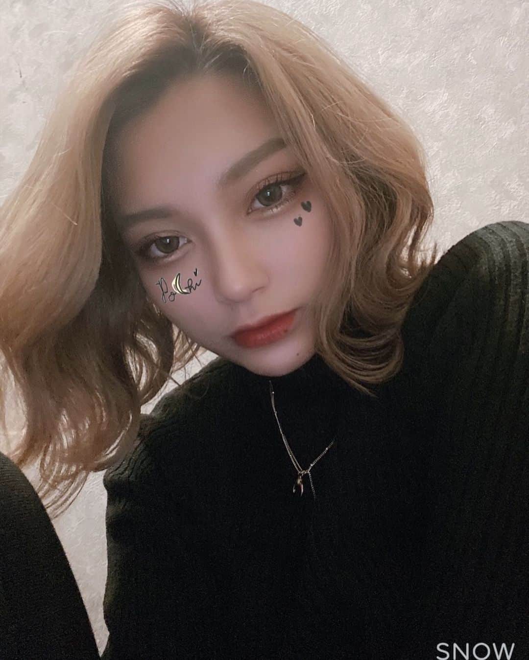 えまぽち(穂波エマ)のインスタグラム：「えまオリジナルのエフェクトつくったよーん🌙🖤 snowで簡単にエフェクトが作れてシェアできるの！ 三枚目のQRの画像をスクショして、 SNOWで読み取ったらえまのエフェクト使えちゃうから使ってみてね👏🏼❤️  このスタンプ使ったら #POCHI つけてSNS投稿してね！見に行くよ❤️  みんなの作ったスタンプも見たいな🧐 2枚目化粧薄すぎるけど気にしないで！爆笑  #snow #snomcam #エフェクト #snowエフェクト#手作りsnow #POCHI」
